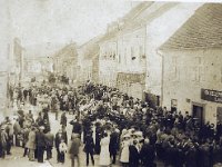 Jesen 1912. godine, sprovod prolazi Trgovačkom ulicom